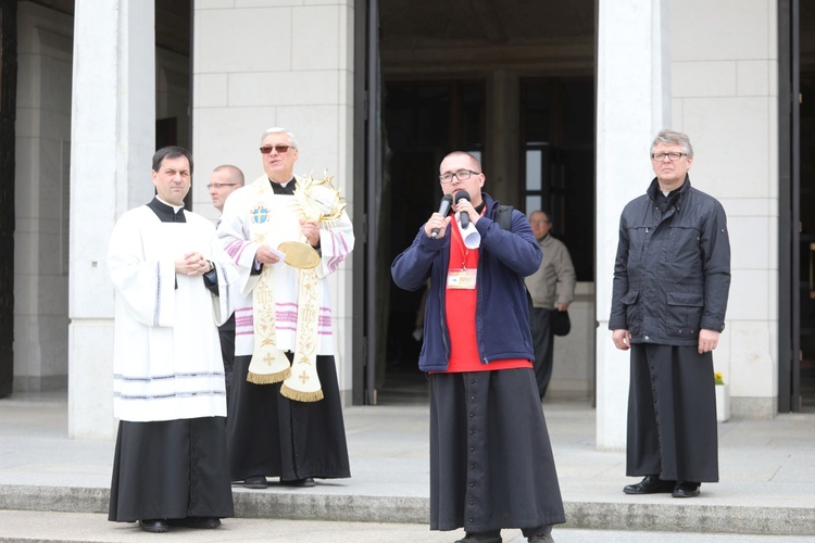 5. pielgrzymka diecezjalna z Hałcnowa wkracza do Łagiewnik