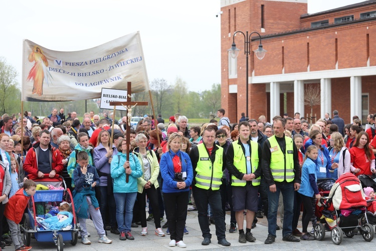 5. pielgrzymka diecezjalna z Hałcnowa wkracza do Łagiewnik