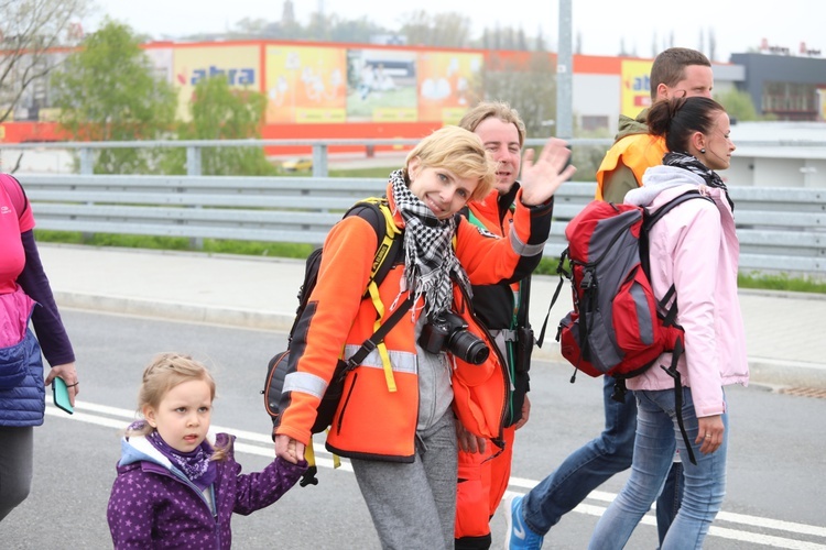 5. pielgrzymka diecezjalna z Hałcnowa wkracza do Łagiewnik