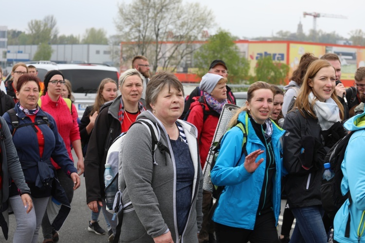 5. pielgrzymka diecezjalna z Hałcnowa wkracza do Łagiewnik