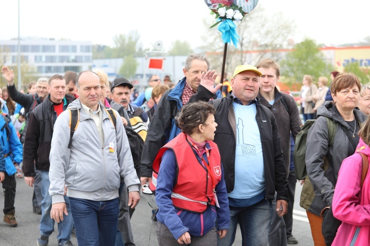 5. pielgrzymka diecezjalna z Hałcnowa wkracza do Łagiewnik