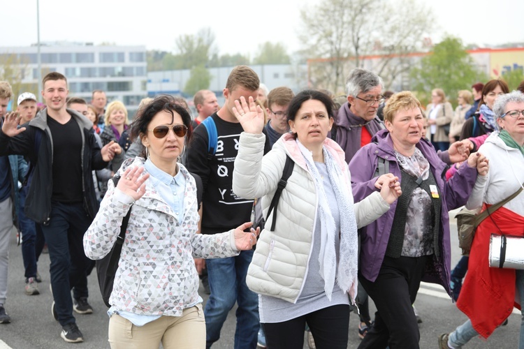 5. pielgrzymka diecezjalna z Hałcnowa wkracza do Łagiewnik