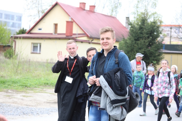 5. pielgrzymka diecezjalna z Hałcnowa wkracza do Łagiewnik