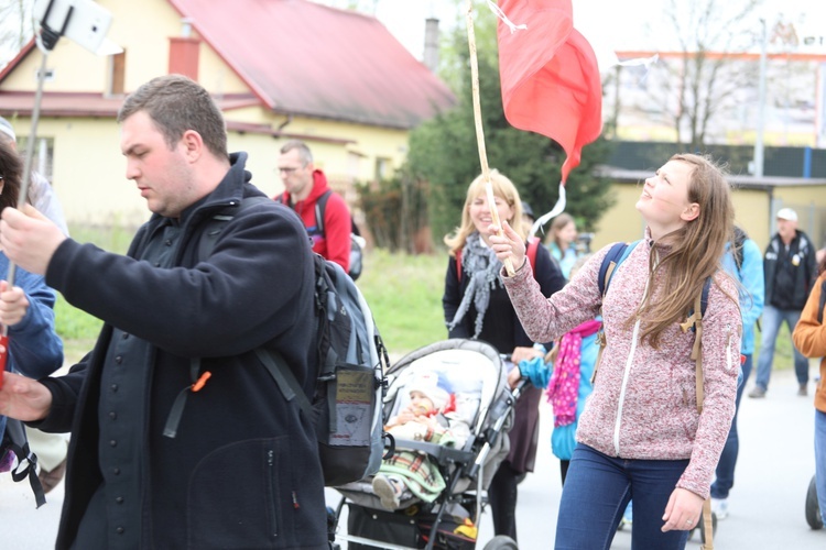 5. pielgrzymka diecezjalna z Hałcnowa wkracza do Łagiewnik