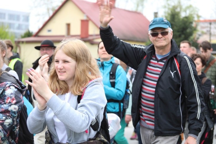 5. pielgrzymka diecezjalna z Hałcnowa wkracza do Łagiewnik