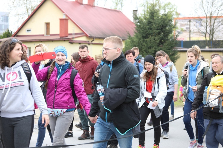 5. pielgrzymka diecezjalna z Hałcnowa wkracza do Łagiewnik