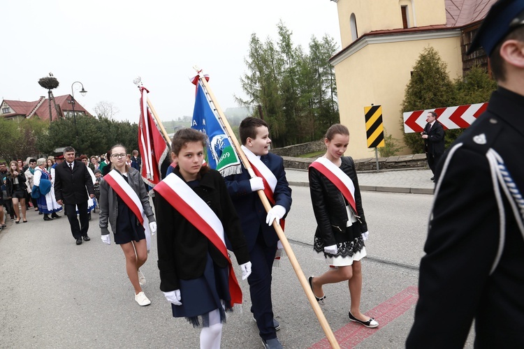 Święty Florian stanął w Ropie