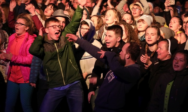 Publiczność modliła się i... tańczyła, uwielbiając Pana