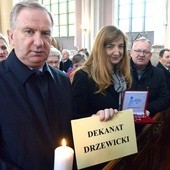 Reprezentanci dekanatu drzewickiego w radomskiej katedrze podczas przekazania różańców i świec na Jerycho Różańcowe