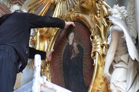 Proboszcz katedry ks. Piotr Śliwka wyjmuje obraz z kaplicy Matki Bożej Świdnickiej