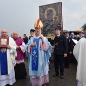 Uroczystości powitania ikony jasnogórskiej przewodniczył bp Józef Zawitkowski. Obok z Ewangeliarzem ks. Andrzej Wacławiak, proboszcz parafii w Imielnie