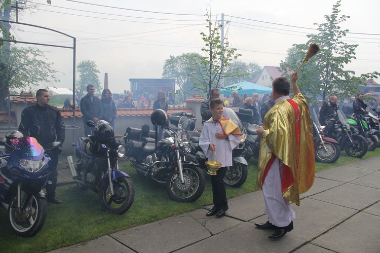 Motocykliści w kościele w Zgórsku