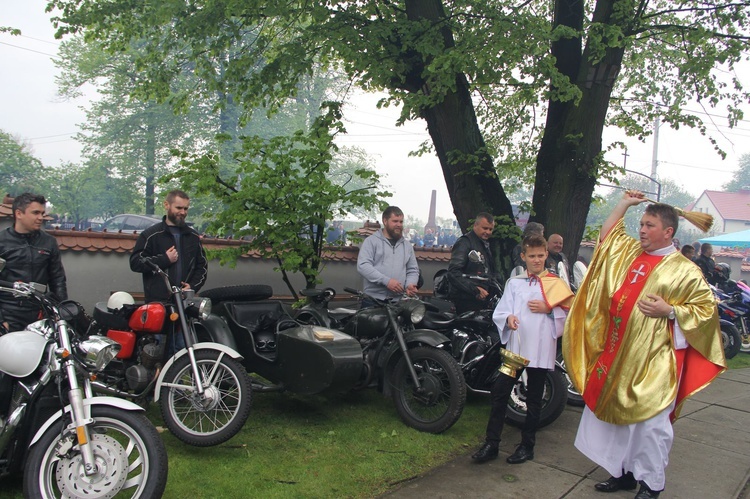 Motocykliści w kościele w Zgórsku