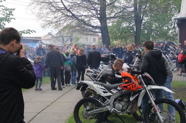 Motocykliści w kościele w Zgórsku