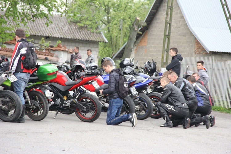 Motocykliści w kościele w Zgórsku