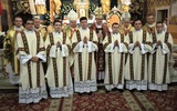 Nowi diakoni z biskupami i przełożonymi z krakowskiego seminarium