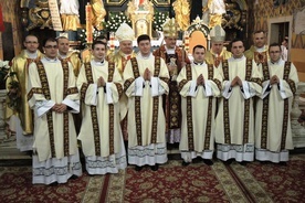 Nowi diakoni z biskupami i przełożonymi z krakowskiego seminarium