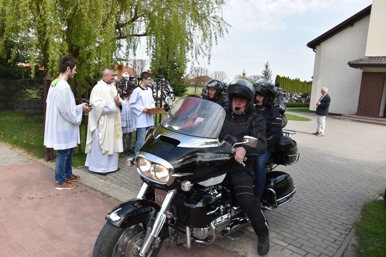 Ks. Jarosław Borek poświęcił motocykle i quady, które spod świątyni, po paradzie ulicami Przasnysza udały się na okolicznościową imprezę integracyjną