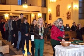 Każdy z uczestników otrzymał dziesiątkę różańca i karteczkę z nazwą parafii, w intencji której ma się modlić.