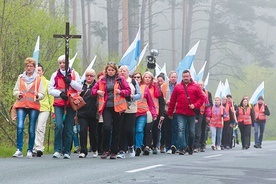 Pielgrzymi w drodze  do Matki Bożej Cierpliwie Słuchającej.