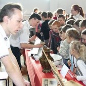 Wystawa przygotowana przez uczniów poświęcona ich ziomkowi wzbudziła duże zainteresowanie.