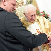 Kapłana nie udekorowano tylko dlatego, że miał  na sobie szaty liturgiczne.