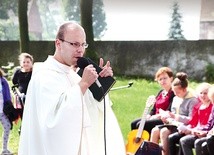 ▲	Ojciec Krzysztof podczas pielgrzymki dziękczynnej uczniów i nauczycieli do Lubecka. 