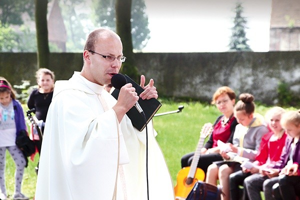 ▲	Ojciec Krzysztof podczas pielgrzymki dziękczynnej uczniów i nauczycieli do Lubecka. 