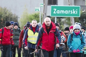 Grupa uczestników Drogi Krzyżowej wyruszyła z Zamarsk w Wielki Czwartek.