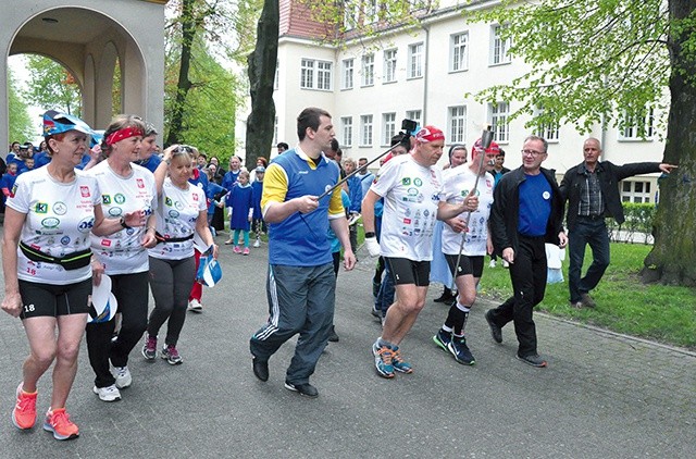 Znicz najpierw nieśli biegacze, później przejęły go dzieci.