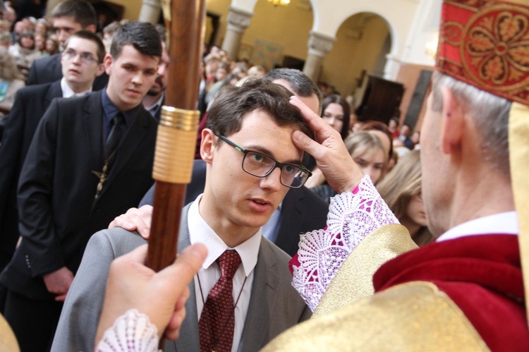 Bierzmowanie w kościele św. Stanisława Kostki w Tarnowie