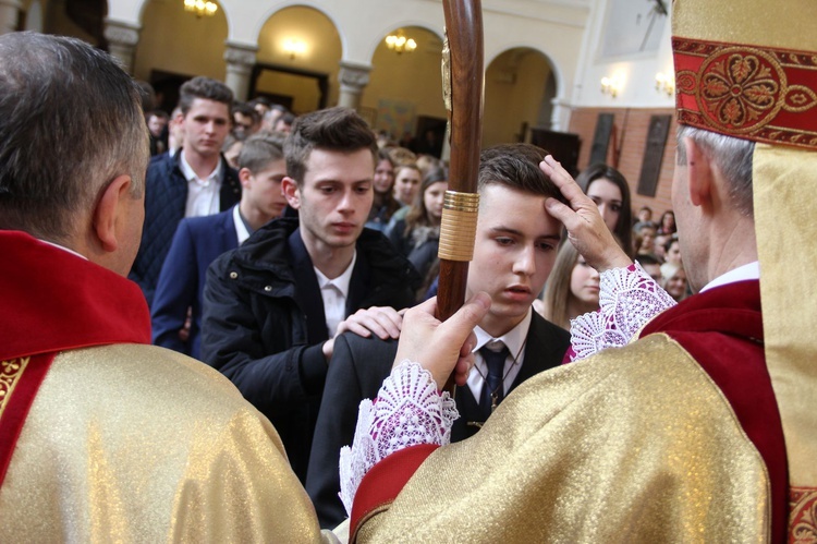 Bierzmowanie w kościele św. Stanisława Kostki w Tarnowie