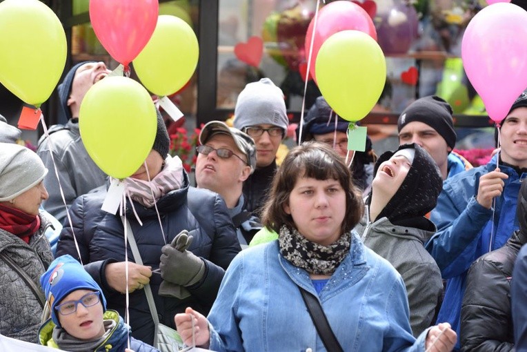 W rynku wszyscy uczestnicy otrzymali balony, które jako marzenia pofrunęły do nieba.