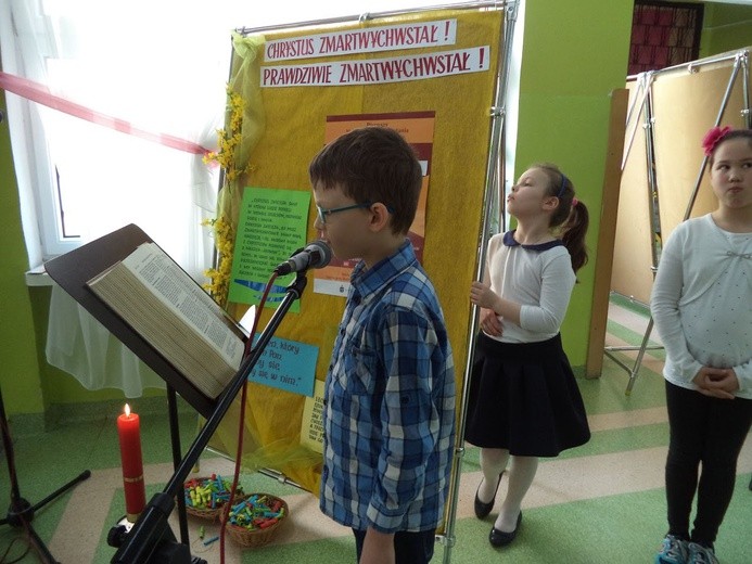 Dzieci ze szkoły podstawowej nr 8 w Tarnowie czytają Ewangelię św. Marka