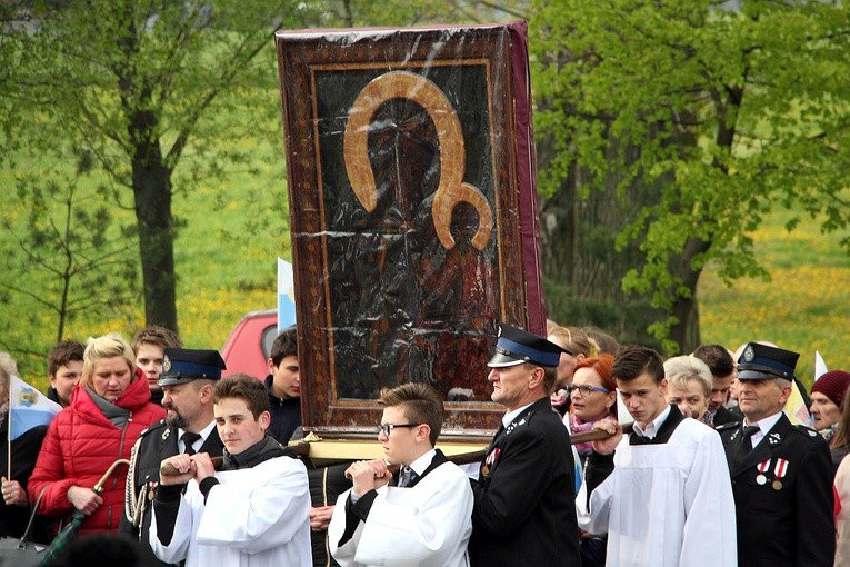 Ministranci z rdutowskiej parafii niosą obraz w procesji do kościoła