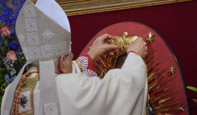 Legat papieski nałożył koronę Matce Bożej i Jezusowi