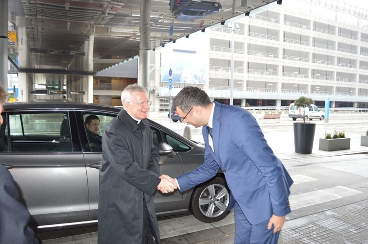 Abp Marek Jędraszewski w Kraków Airport 