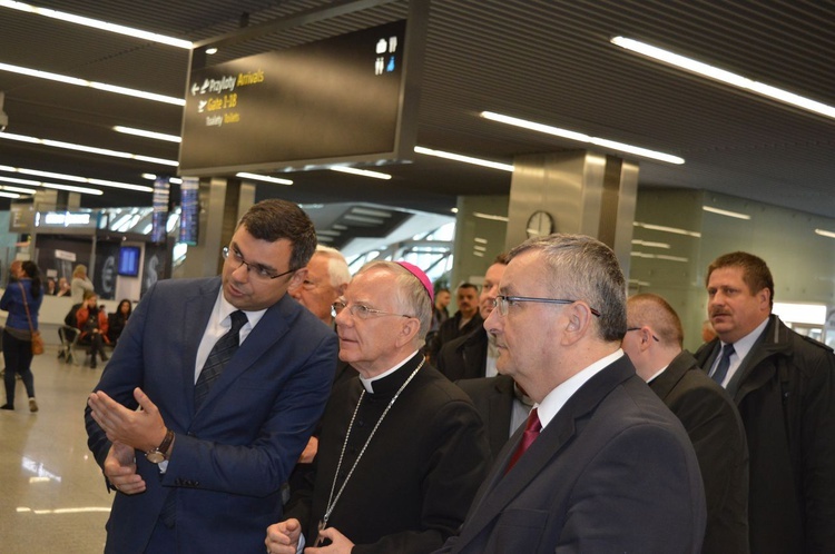 Abp Marek Jędraszewski w Kraków Airport 