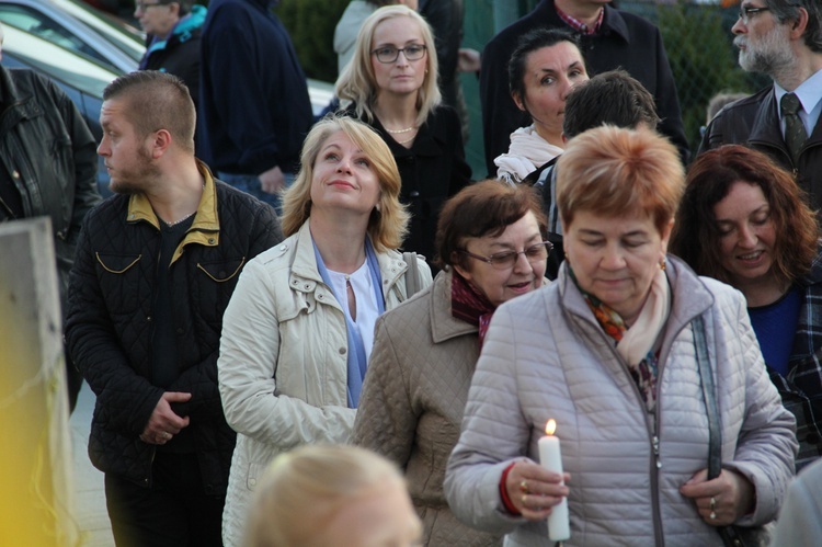 Bierzmowanie i błogosławienie dzwonów u MB Fatimskiej w Piotrowicach