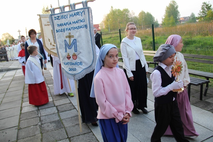 Bierzmowanie i błogosławienie dzwonów u MB Fatimskiej w Piotrowicach