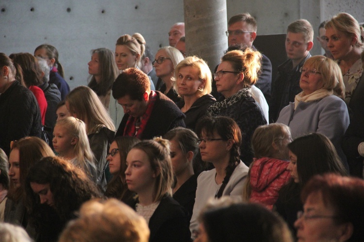 Bierzmowanie i błogosławienie dzwonów u MB Fatimskiej w Piotrowicach