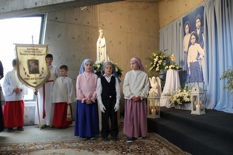 Bierzmowanie i błogosławienie dzwonów u MB Fatimskiej w Piotrowicach