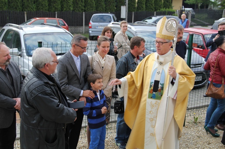 Bierzmowanie i błogosławienie dzwonów u MB Fatimskiej w Piotrowicach