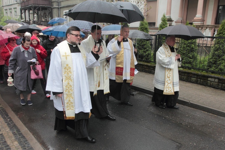 Rodziny idą za Matką