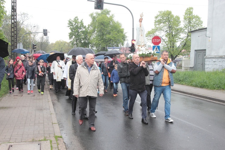 Rodziny idą za Matką