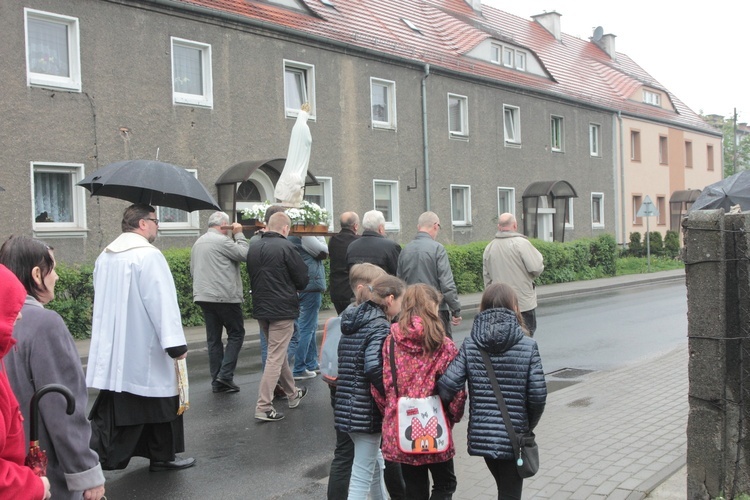 Rodziny idą za Matką