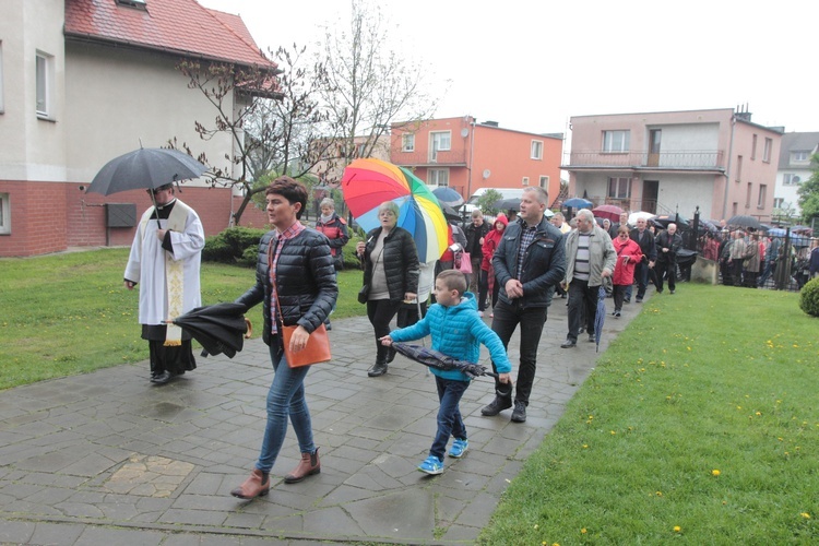 Rodziny idą za Matką