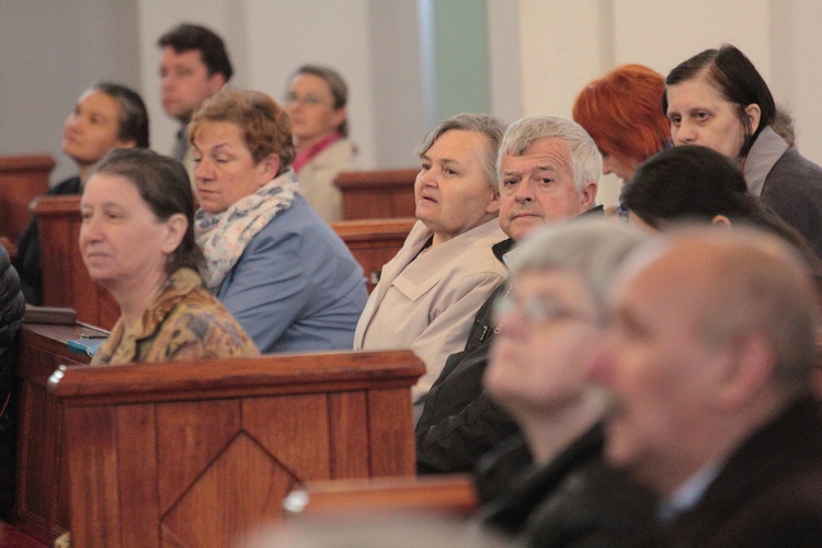 Rodziny idą za Matką