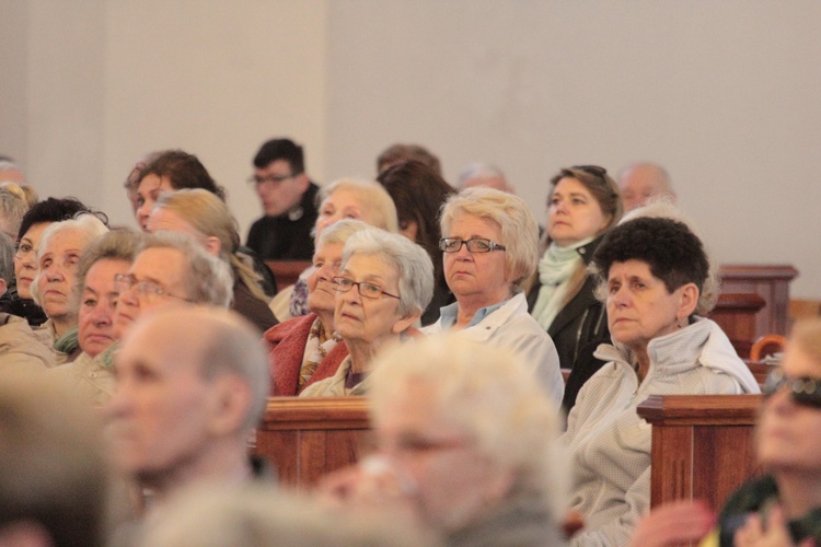 Rodziny idą za Matką