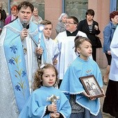 Po Mszy św. ulicami wokół kościoła przeszła procesja z figurą MB Fatimskiej. Dzieci niosły relikwie pastuszków z Fatimy.